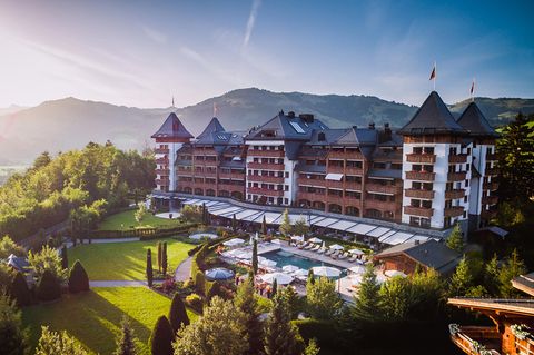 Das „The Alpina Gstaad“ thront erhöht an einem Hang und vor der malerischen Kulisse der Berner Alpen
