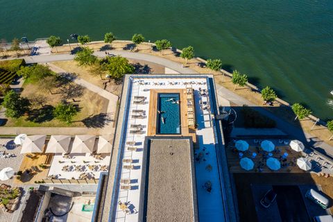 Das „Papa Rhein Hotel & Spa“ liegt direkt am Fluss und besitzt einen Dach-Pool mit unbeschreiblicher Panorama-Sicht