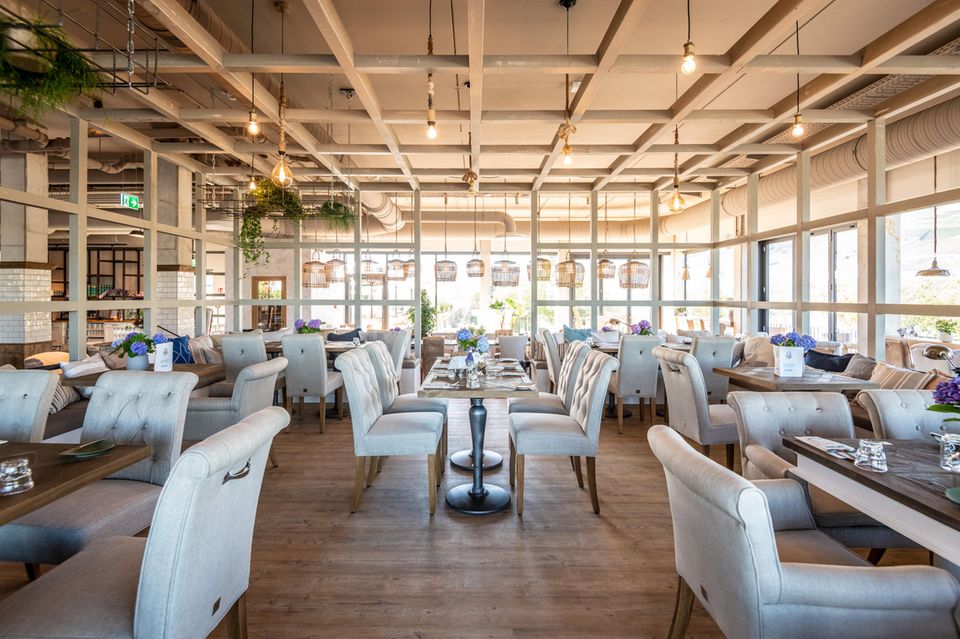 Der Dinner-Bereich im „Bootshaus“ bietet ein gemütliches Vintage-Flair und einen großartigen Blick über den Rhein und die Berge