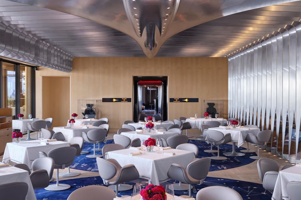 Im Sterne-Restaurant „Brooklands“ essen die Gäste unter einem tonnenschweren Modell der Concorde