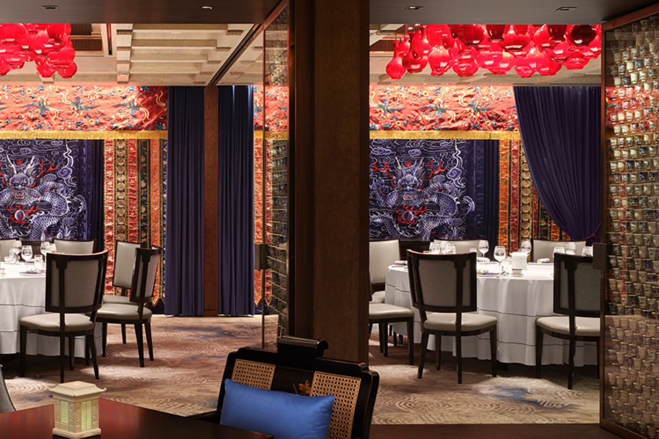Im effektvoll dekorierten „Canton Blue“ wird eine Küche zelebriert, die den Vergleich mit Klassikern wie dem „China Club“ in Berlin nicht zu scheuen braucht