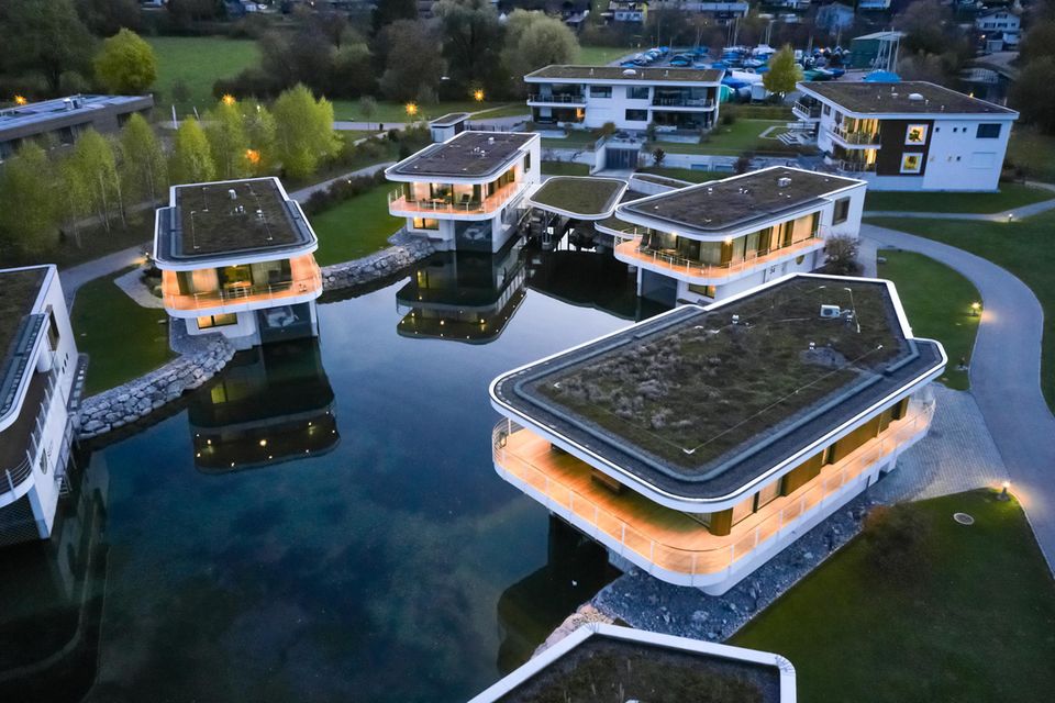 Wie eine Jacht nur ohne Seegang, diese Art der Unterkunft macht das Deltapark Vitalresort einmalig im Berner Oberland   