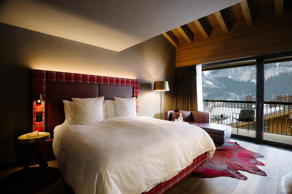 Die Zimmer der Bergwelt Grindelwald verbinden rustikale Elemente mit modernen Farbthemen