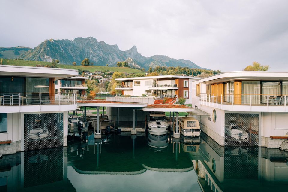 Dank integrierter Ankerplätze können Gäste von ihrer Seevilla den Thunersee mit dem (Miet-)Motorboot erkunden