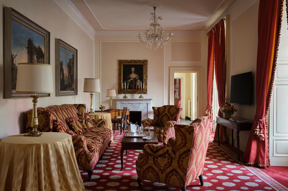 Das Zimmer-Design in der Villa d’Este setzt auf traditionelle „Kardinalfarben“ wie Rot- und Goldtöne