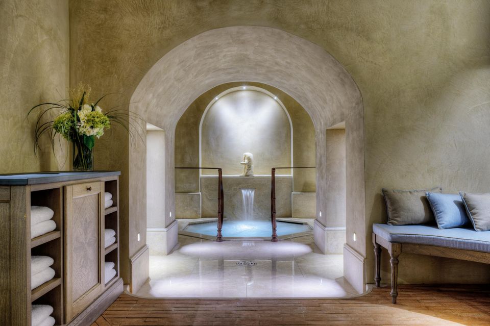 Das „Arno Spa“ im römischen Stil folgt einem ganzheitlichen Wellness-Konzept, das Körper und Geist in Einklang bringen soll