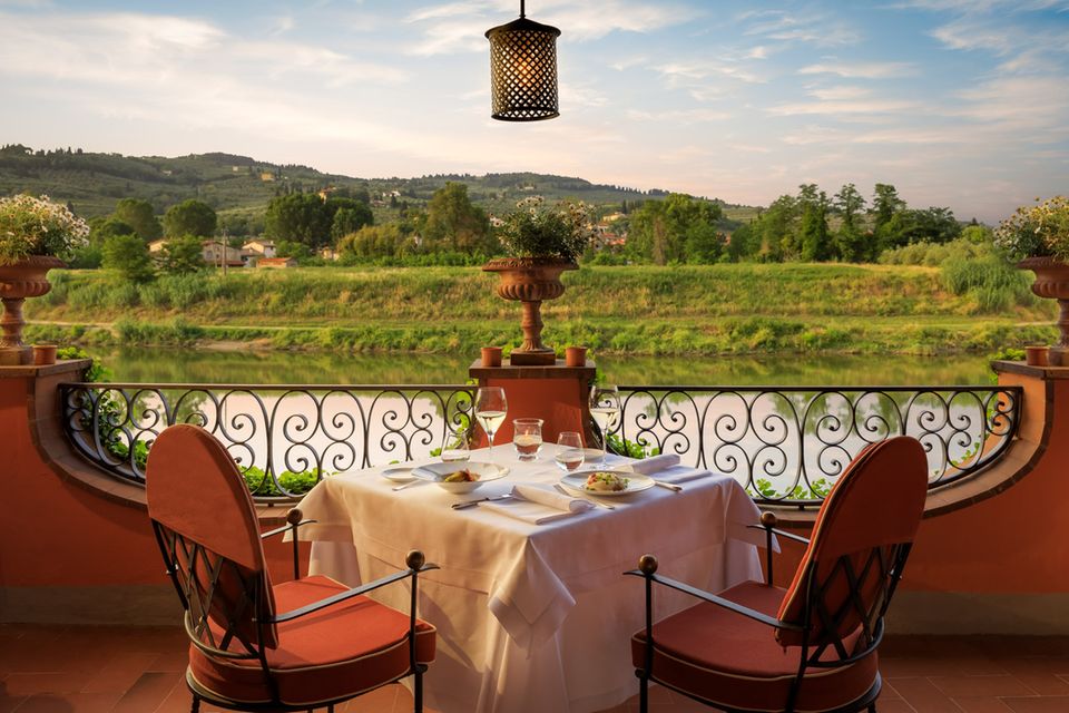 Die Terrasse des Restaurants „Il Verrocchio“ bietet einen hervorragenden Blick auf den Fluss Arno und die umliegenden Olivenhaine