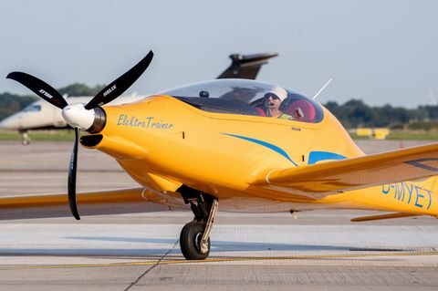 Testpilot Uwe Nortmann rollt mit dem E-Flugzeug „Elektra Trainer“ nach der Landung über das Vorfeld am Flughafen Bremen