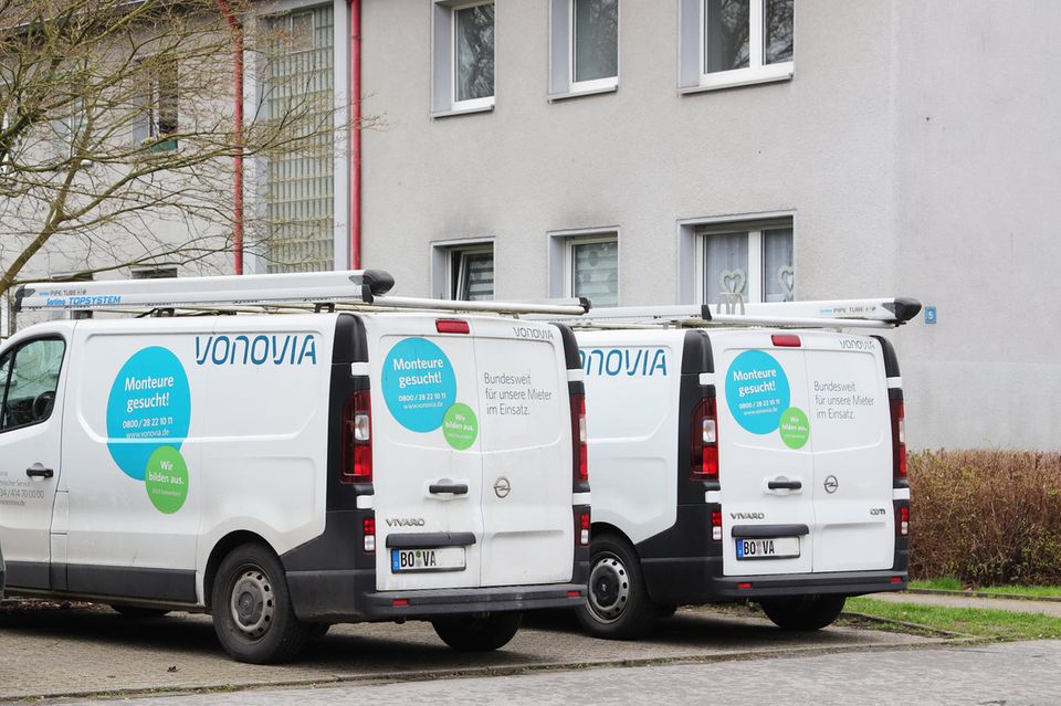 Vonovia Monteur-Fahrzeuge vor einem Mietshaus