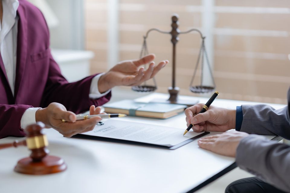 Testament: Beratungsgespräch mit Anwalt