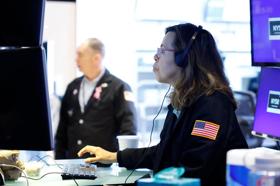 Eine Händlerin arbeitet an der New Yorker Börse
