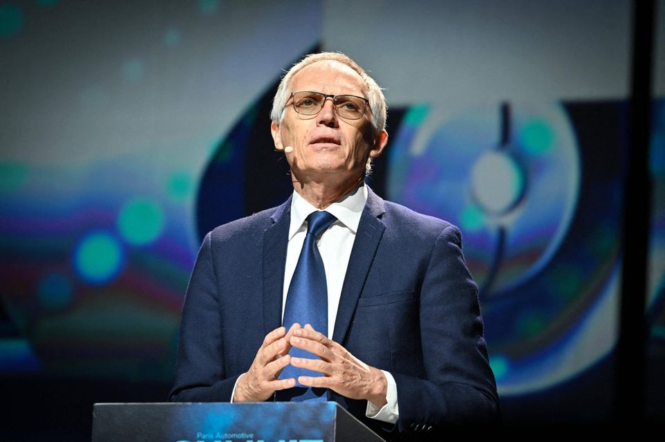 Carlos Tavares spricht beim Pariser Autosalon