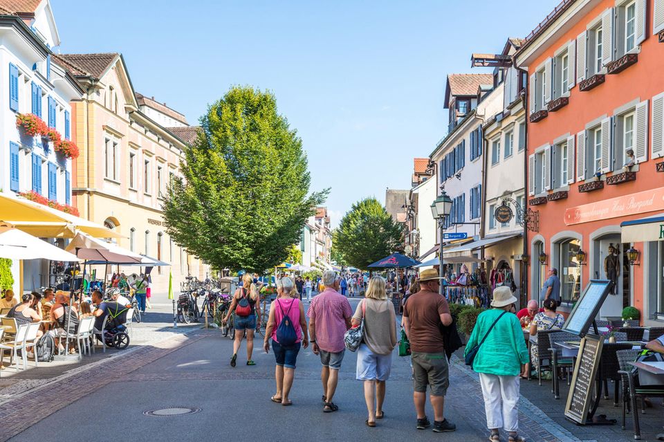 Passanten schlendern durch die Altstadt von Meersburg