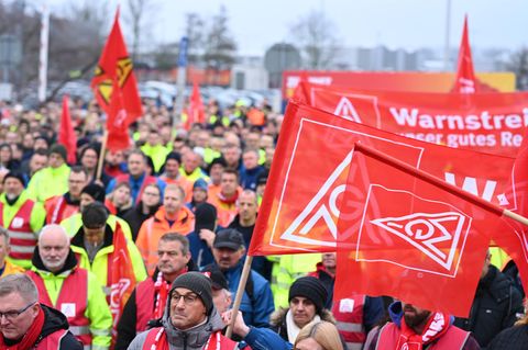 Mitarbeiter versammeln sich vom Volkswagen-Werk in Emden