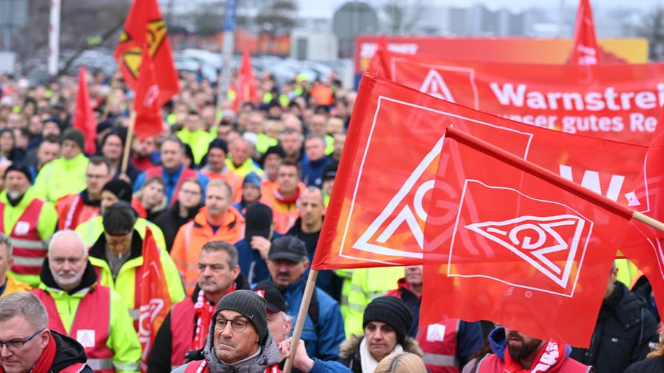 Mitarbeiter versammeln sich vom Volkswagen-Werk in Emden Mitarbeiter versammeln sich vom Volkswagen-Werk in Emden