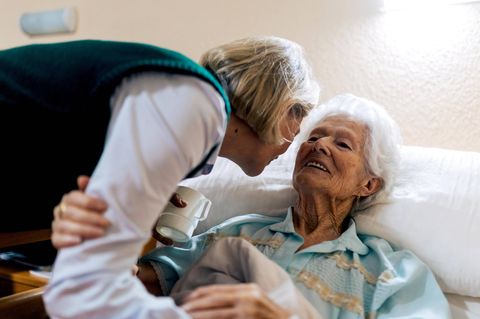 Pflegezeit anrechnen lassen: Pflegende Angehörige können so Abschläge bei der Rente ausgleichen