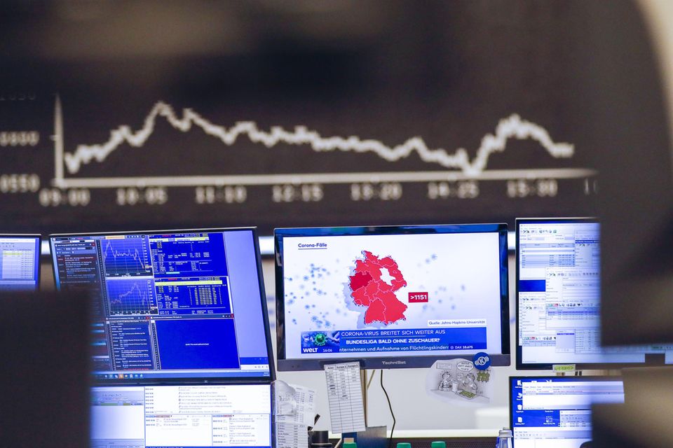 9. März 2020: Die Coronakrise und ein Ölpreiskrieg zwischen Saudi-Arabien und Russland brocken dem Dax am „Schwarzen Montag“ mit fast acht Prozent den größten Tagesverlust seit den Anschlägen vom 11. September 2001 ein. Im Februar hatte der Dax mit 13.795,24 Punkten noch ein Rekordhoch markiert. Bis Mitte März bricht er um rund 37 Prozent ein. Der Schock währt jedoch nicht lange: Dank eines Brexit-Deals in letzter Minute und anlaufender Corona-Massenimpfungen steigt der Dax Ende des Jahres auf ein Rekordhoch von 13.818,65 Punkten.