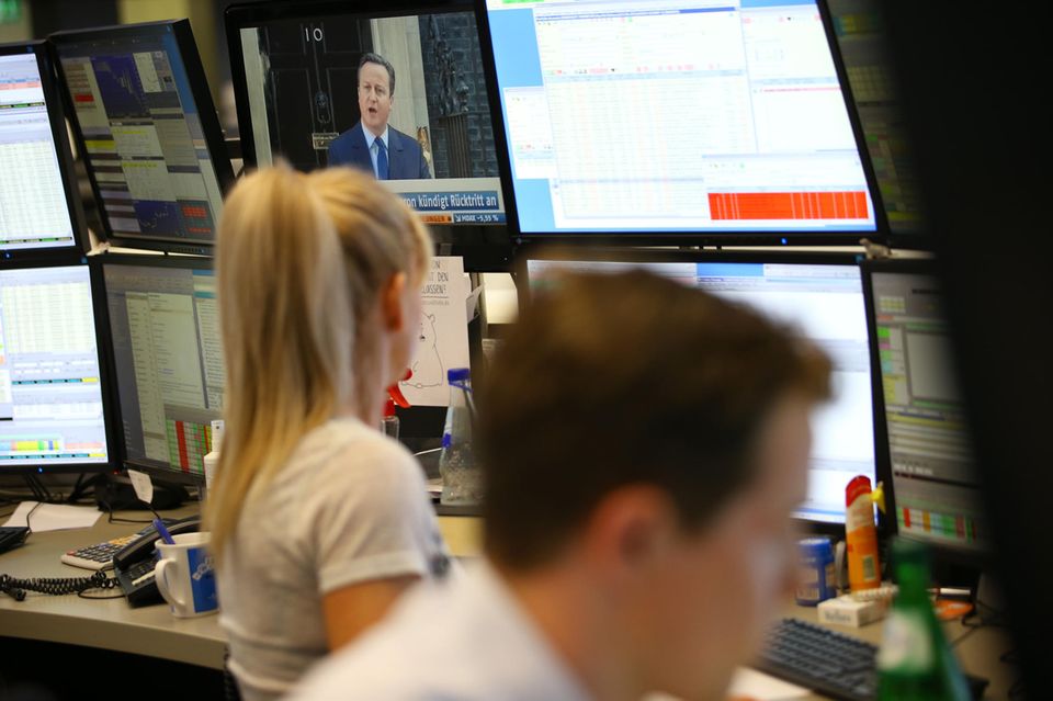 24. Juni 2016: Die Briten votieren für den Austritt aus der EU und lösen an den Märkten einen kurzen Ausverkauf aus. Der Dax fällt um fast sieben Prozent, holt in den Folgewochen aber rasch auf.