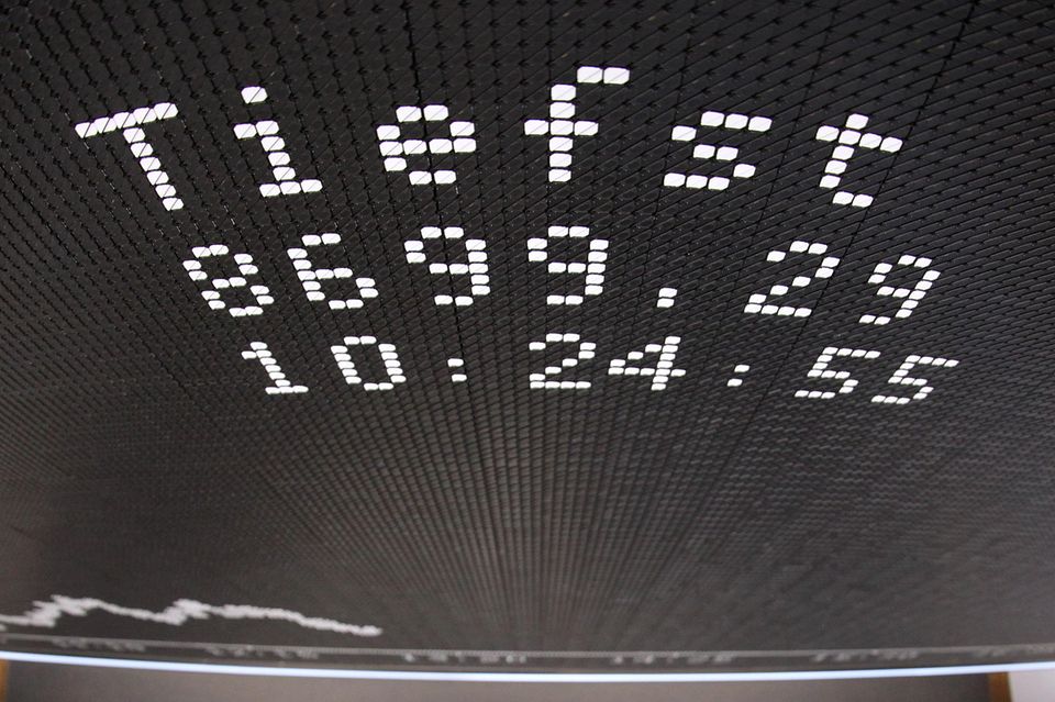 11. Februar 2016: Ein Preisverfall an den Ölmärkten schürt Ängste vor platzenden Krediten in der Finanzbranche. Der Dax fällt auf 8699 Punkte und liegt auf dem Niveau vom Oktober 2014.
