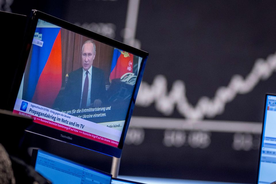 24. Februar 2022: Der Einmarsch Russlands in die Ukraine löst einen Ausverkauf aus. Der Dax verliert innerhalb weniger Tage mehr als 2000 Punkte.