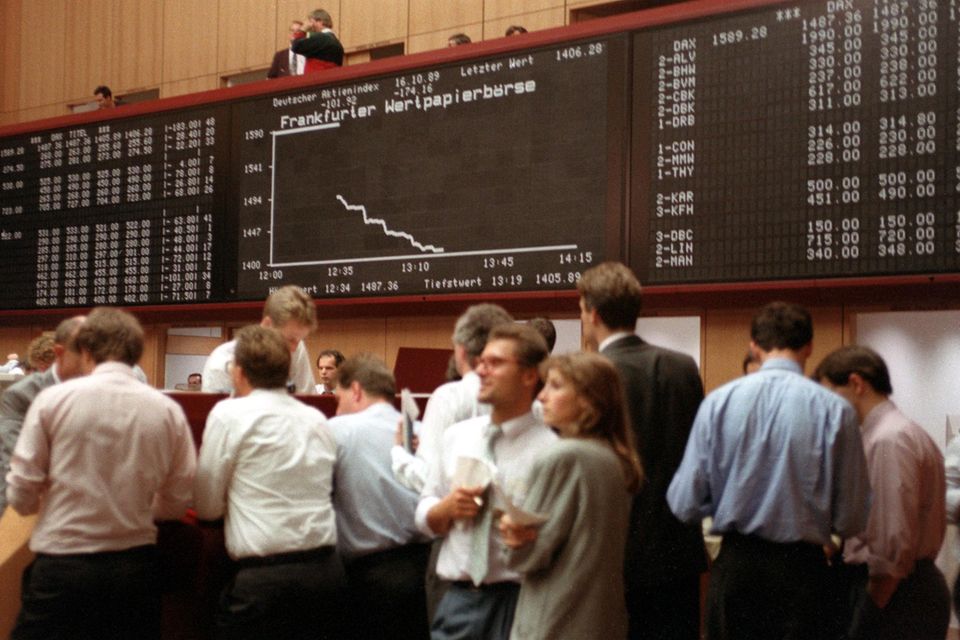16. Oktober 1989: Es ist der erste schwarze Tag für den deutschen Leitindex, der an diesem Tag im Sog der Wall Street um rund 13 Prozent einbricht.