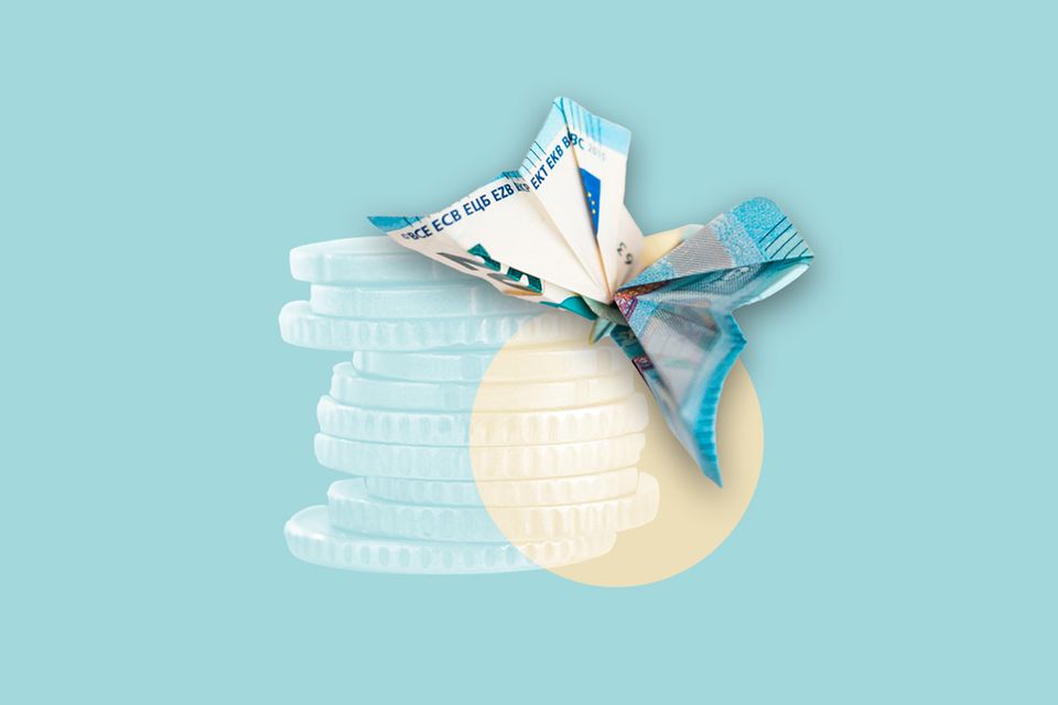 Symbolbild Rente: Montage aus einem zu einem Schmetterling gefalteten Geldschein vor einem Münzstapel