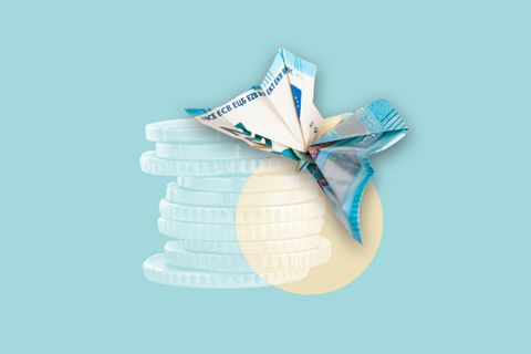 Symbolbild Rente: Montage aus einem zu einem Schmetterling gefalteten Geldschein vor einem Münzstapel