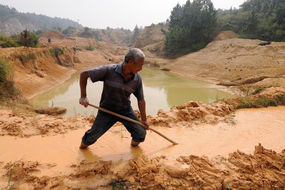 Ein chinesischer Arbeiter fördert Seltene Erden in der Region Nancheng