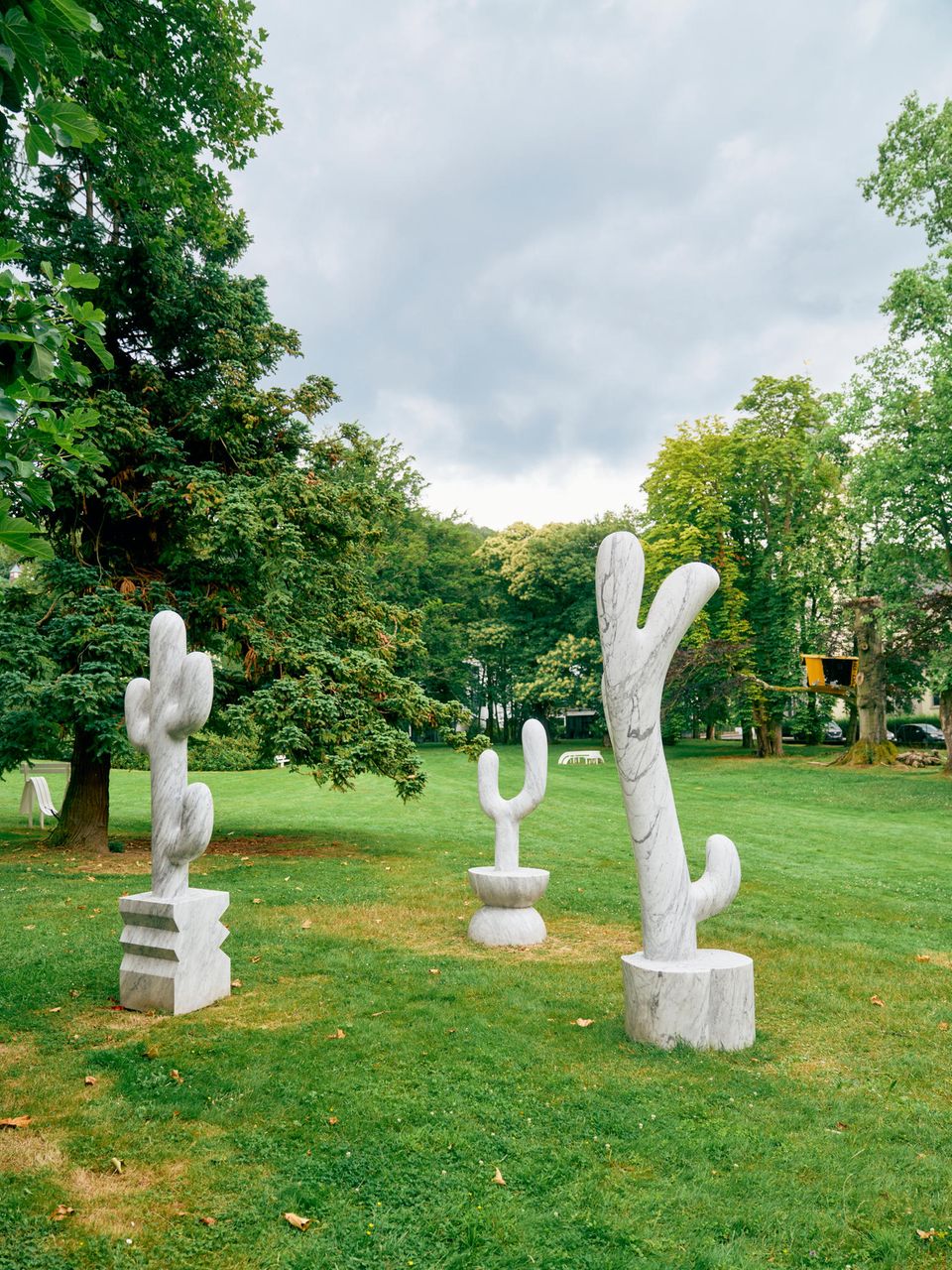 Riesenkakteen aus Marmor im Skulpturenpark