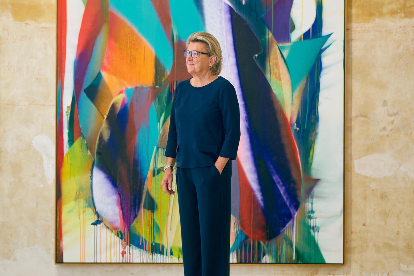 Andra Lauffs-Wegner steht vor einem Bild von Katharina Grosse 