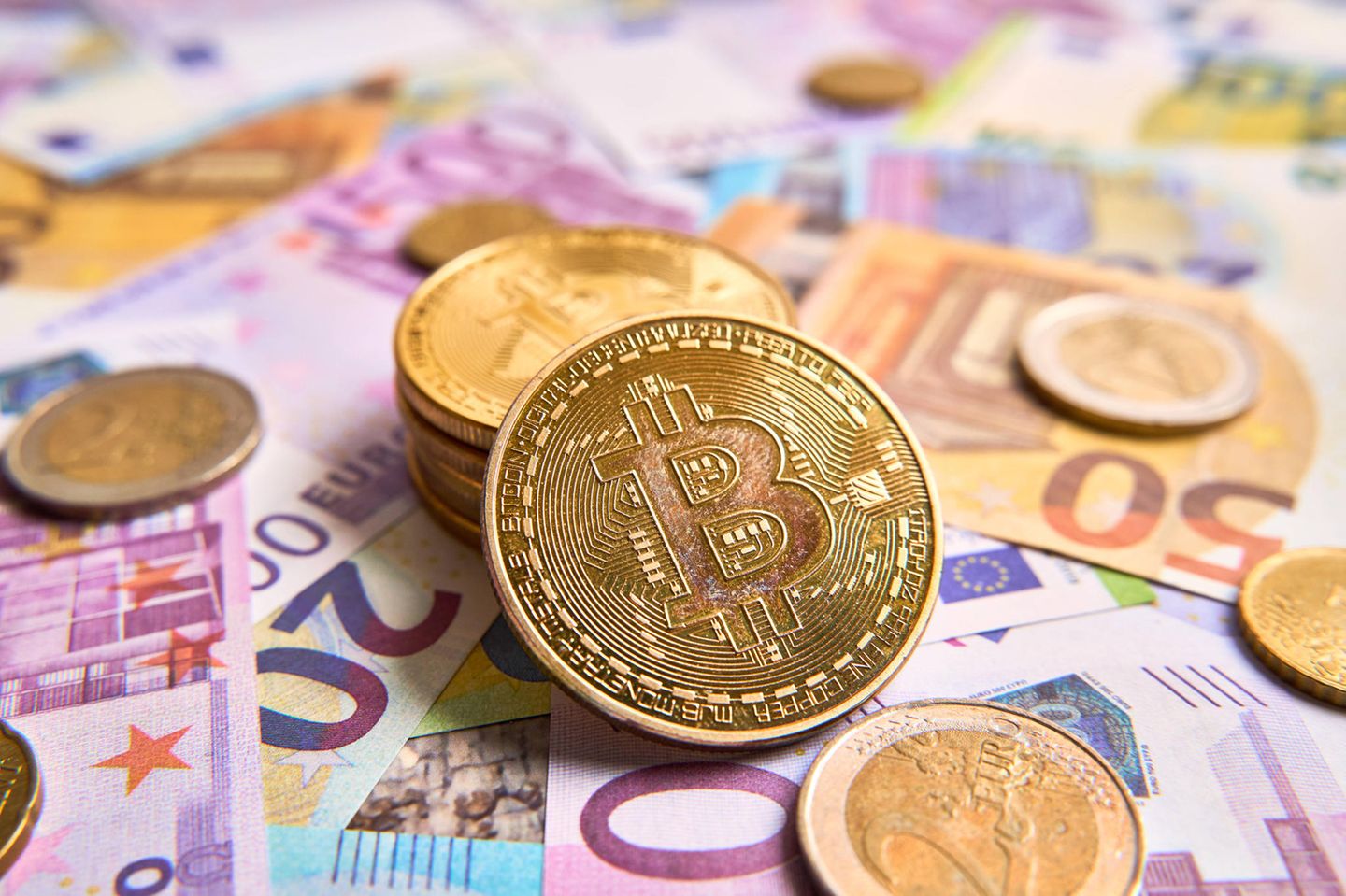 Bitcoins auf Geldscheinen