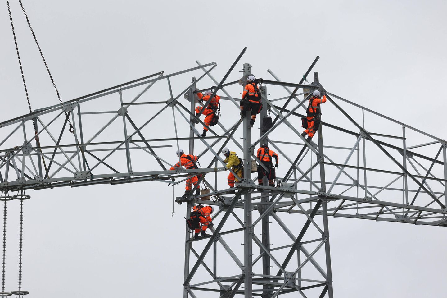 Industriekletterer arbeiten an einem neuen Strommast