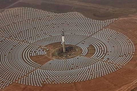 Luftaufnahme eines Solarkraftwerks in Marokko