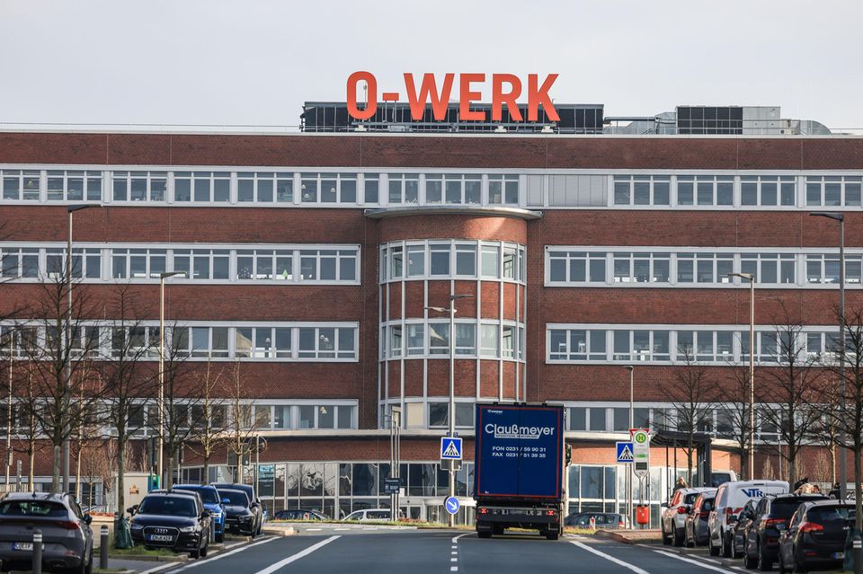 Auf dem ehemaligen Verwaltungsbebäude des Opel Werk Bochum steht der Schriftzug O-Werk.