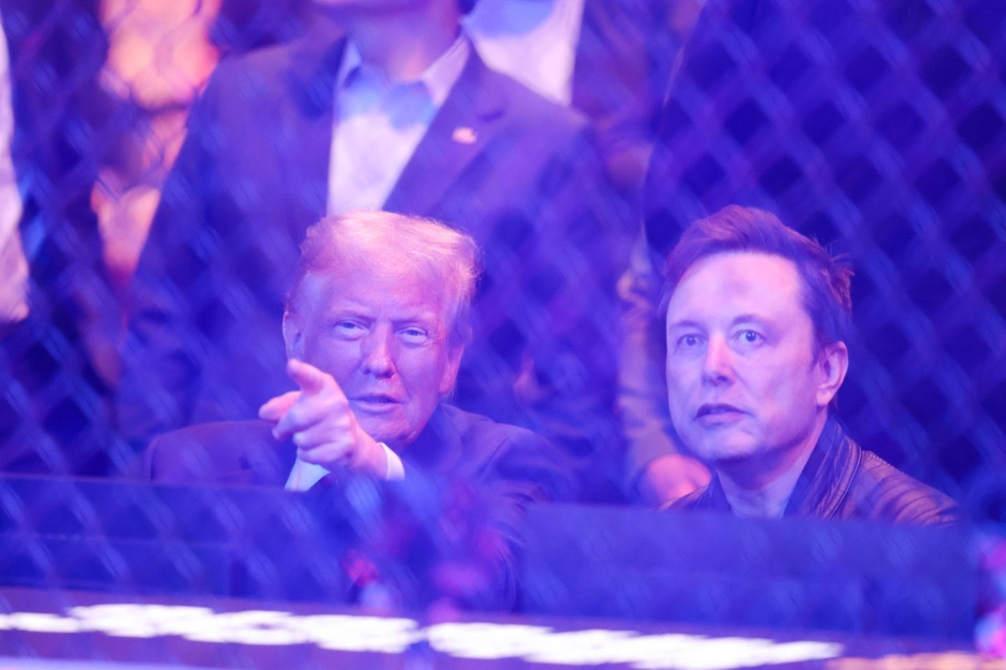 Tesla-Chef Elon Musk (r.) und der designierte US-Präsident Donald Trump verbringen weiter viel Zeit gemeinsam
