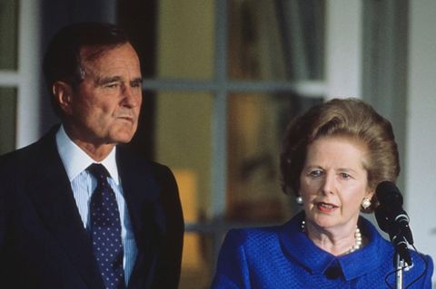 George Bush steht hinter Margaret Thatcher bei einer Pressekonferenz im Jahr 1990