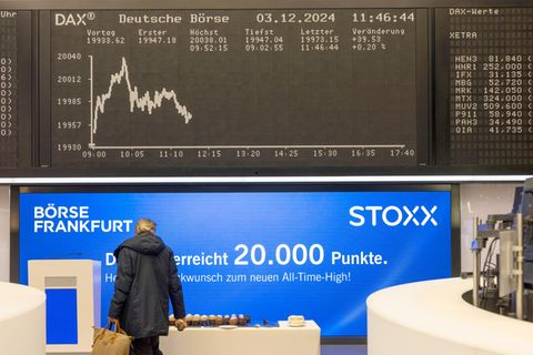 Blick auf die Anzeigetafel im Handelssaal der Börse