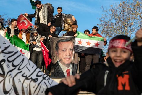In der Türkei lebende Syrer feiern mit Fahnen der Opposition den Sturz von Assad