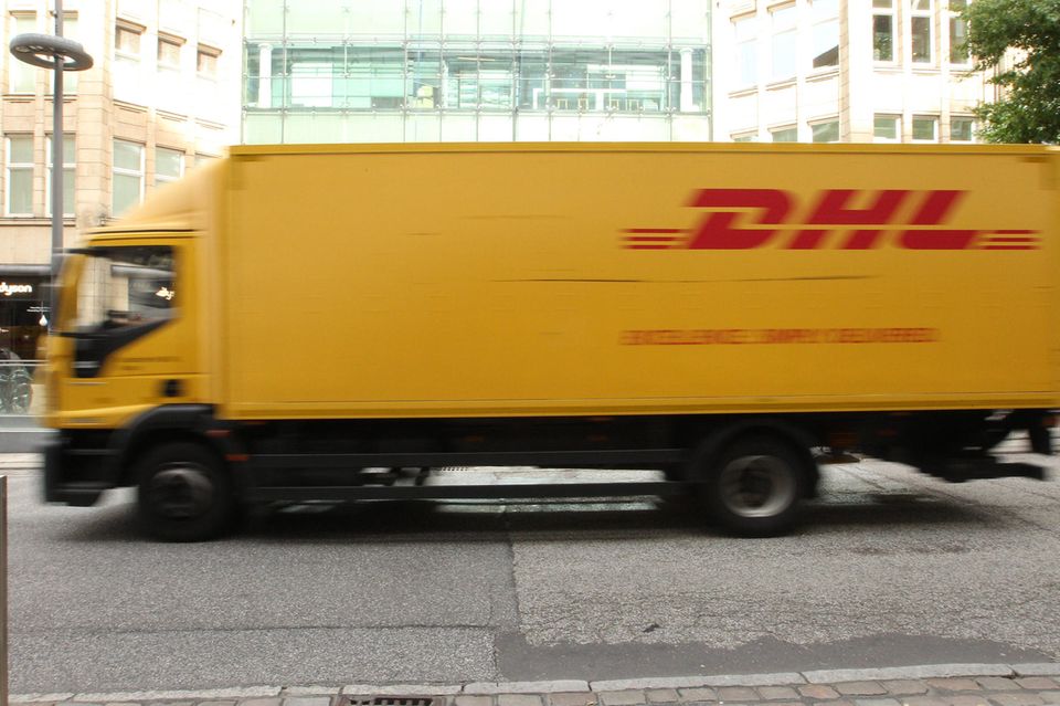 YouGov hatte DHL 2023 noch auf Platz sieben der besten Marken Deutschlands gesehen. 2024 konnte sich der Post- und Logistikdienstleister um einen Rang verbessern. Das machte ein Index-Score von 42,8 Punkten möglich. 