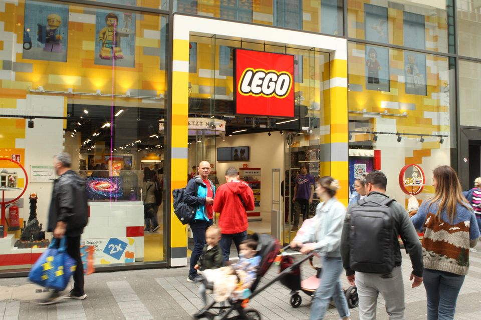 Abwärts ging es auch für Lego. Der dänische Spielzeughersteller fiel mit 46,3 Punkten vom dritten auf den vierten Platz – und musste damit einen koreanischen Elektronikriesen weichen. 