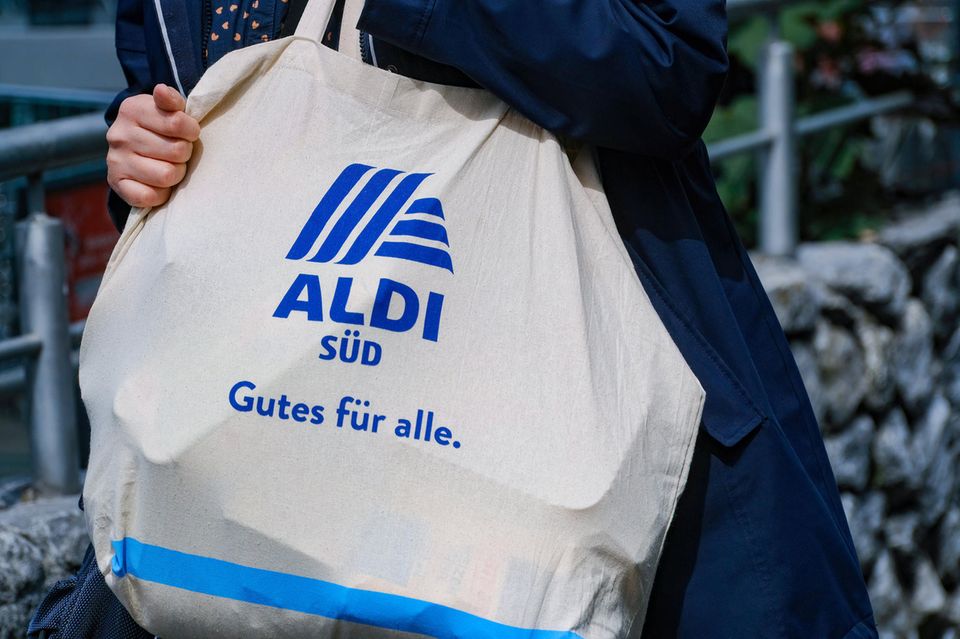 Aldi genießt unter deutschen Verbrauchern ein immer höheres Ansehen. Der Discounter erzielte 39,7 Punkte und kam damit ebenfalls erstmals unter die zehn besten Marken, wie YouGov mitteilte. Das Marktforschungsunternehmen hat in seiner laufenden Verbraucherumfrage sechs Kriterien abgefragt: allgemeiner Eindruck, Qualität, Preis-Leistungs-Verhältnis, Kundenzufriedenheit, Weiterempfehlungsbereitschaft und Arbeitgeberimage. Aldi war der einzige Discounter der Top 10 und einer von zwei stationären Einzelhändlern. 