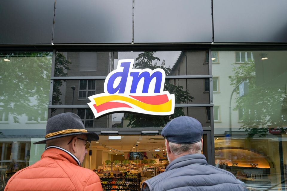 Der beste Einzelhändler Deutschlands wurde laut der Umfrage dm. Die Drogeriekette musste sich wie im Vorjahr nur einer anderen Marke geschlagen geben und reklamierte mit 48,7 Punkten den zweiten Platz für sich. 