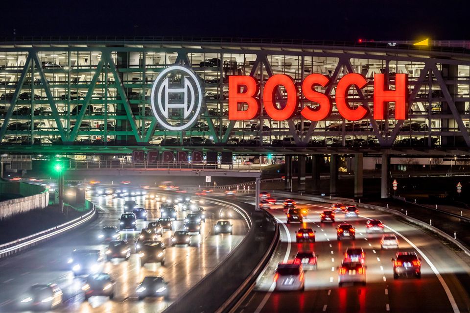 Der Abbau Tausender Stellen kratzt weiter am Image von Bosch. Der Technologiekonzern mit Sitz in Stuttgart setzte im Ranking der besten Marken seinen Abwärtstrend fort. Hatte Bosch 2022 noch auf Platz zwei gelegen, reichte es ein Jahr später nur noch für den vierten Rang. Daraus wurde mit 45,3 Punkten nun Platz fünf. 