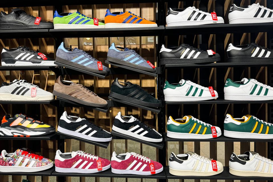 Im Aufwind war 2024 auch Adidas. Der Sportartikelhersteller kam erstmals seit 2019 wieder in die Top 10 der besten Marken in Deutschland, wie YouGov mitteilte. Das Unternehmen aus Herzogenaurach schaffte im Jahr der Olympischen Sommerspiele 41,1 Punkte und damit Platz acht. Für das Ranking wurden den Angaben zufolge 1072 Marken aus dem laufenden YouGov Brandindex zwischen September 2023 und August 2024 berücksichtigt.