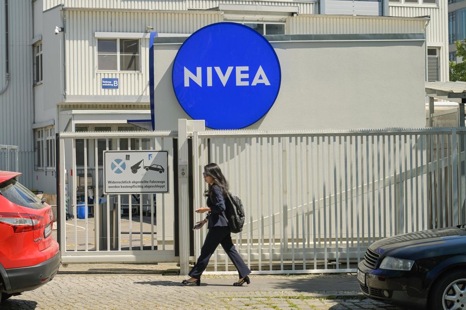 Nivea ist hingegen in der Gunst der Verbraucher leicht abgerutscht. Die Kosmetikfirma erzielte in den Umfragen 42,0 Punkte. Das reichte unter den besten Marken nach Platz sechs im Vorjahr nur noch für den siebten Rang. Nivea tauschte damit Plätze mit DHL. 