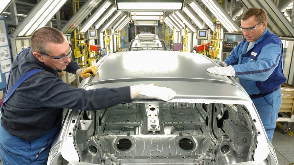 Angestellte des BMW-Werks in Regensburg bei der Überprüfung der Karosserie