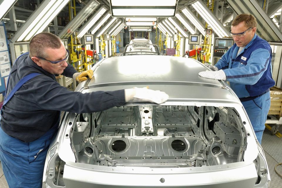 Angestellte des BMW-Werks in Regensburg bei der Überprüfung der Karosserie
