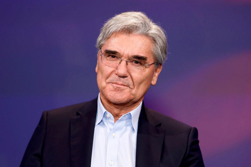 Gleich zwei der zehn Top-Verdiener unter den Dax-Aufsichtsräten haben laut einer Analyse zuletzt weniger verdient. Zu diesen Verlierern gehörte gemäß der Deutschen Schutzvereinigung für Wertpapierbesitz (DSW) Joe Kaeser von Siemens Energy. Seine Vergütung belief sich demnach im Geschäftsjahr 2023 auf 526.000 Euro. Verglichen mit dem Vorjahr seien dies 1,7 Prozent weniger gewesen. Das war der stärkste Rückgang unter den Aufsichtsratsvorsitzenden der Top 10. 