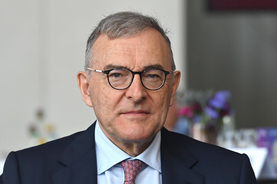 Norbert Reithofer hat seit 2015 den Vorsitz des BMW-Aufsichtsrats inne. Auch er verzeichnete laut der DSW-Aufsichtsratsvergütungsstudie 2024 zuletzt eine Nullrunde – und war mit 610.000 Euro die Nummer vier der Top-Verdiener im Dax. Das Spitzentrio setzte sich mit Steigerungsraten jenseits der 40 Prozent vom restlichen Feld ab