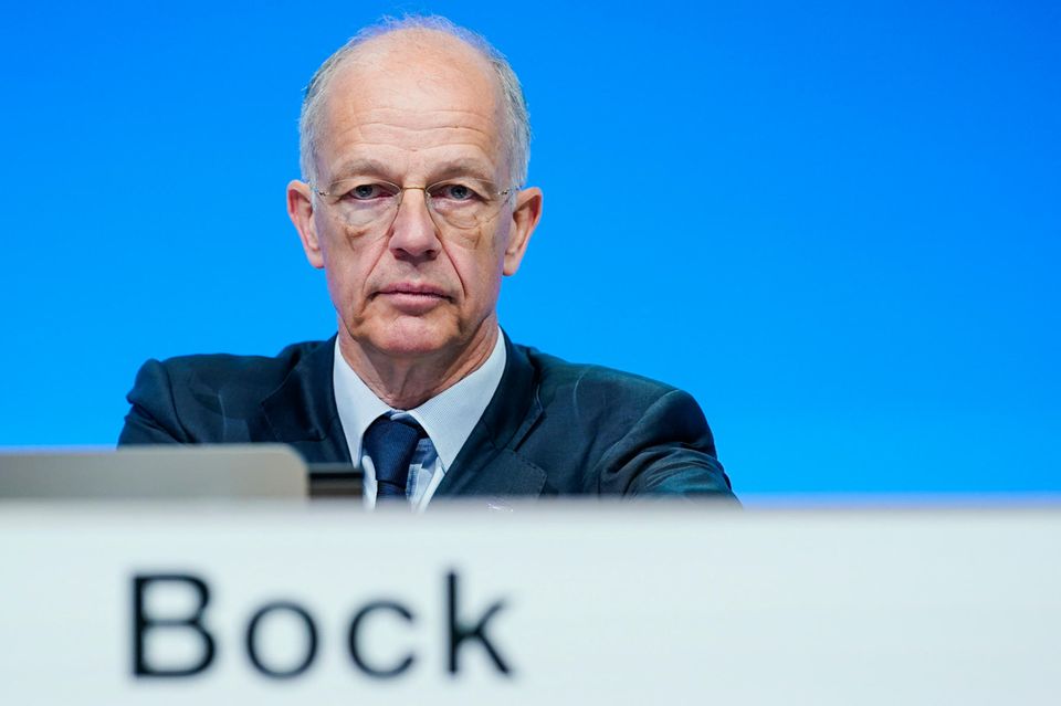 Zwei der zehn Aufsichtsratsvorsitzenden im Ranking bezogen laut DSW exakt dieselbe Vergütung wie im vorherigen Geschäftsjahr. Einer von ihnen war laut dem Bericht Kurt Bock von BASF. Er verharrte den Angaben zufolge bei 550.000 Euro. Die DSW erhebt die Aufsichtsratsvergütung nach eigenen Angaben systematisch seit 2006. Erstmals seitdem hätten 2023 alle Aufsichtsratsmitglieder keine variable, sondern eine rein fixe Vergütung erhalten. 